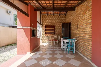 A planta de Linda casa a 230m da praia de Bombas RGV115