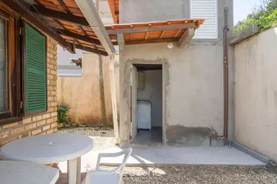 A planta de Linda casa a 230m da praia de Bombas RGV115