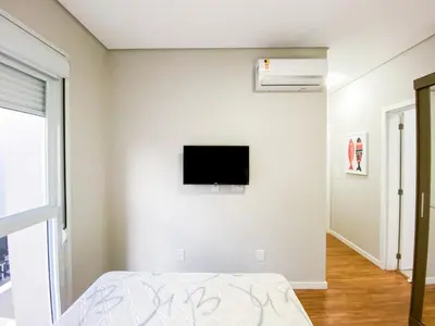 Uma televisão e/ou sistema de entretenimento em Descanse na praia de Palmas, 450m do Mar - 0103