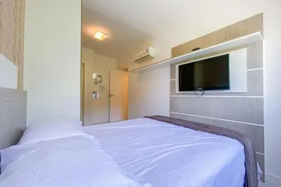 Uma cama ou camas num quarto em Conforto e Piscina a 400m da Praia de Palmas! 0182