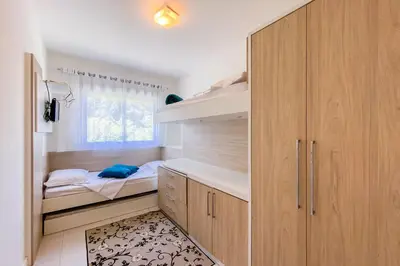 Uma cama ou camas num quarto em Conforto e Piscina a 400m da Praia de Palmas! 0182