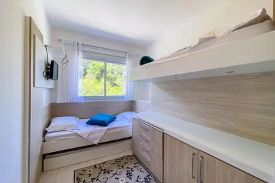 Uma cama ou camas num quarto em Conforto e Piscina a 400m da Praia de Palmas! 0182