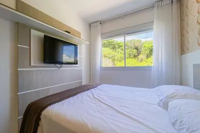 Uma cama ou camas num quarto em Conforto e Piscina a 400m da Praia de Palmas! 0182