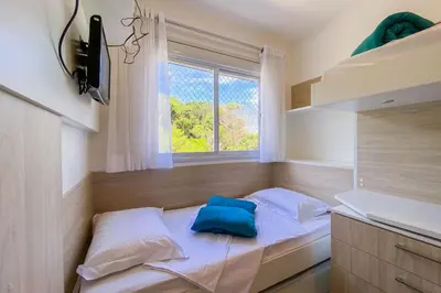 Uma cama ou camas num quarto em Conforto e Piscina a 400m da Praia de Palmas! 0182
