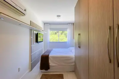 Uma cama ou camas num quarto em Conforto e Piscina a 400m da Praia de Palmas! 0182