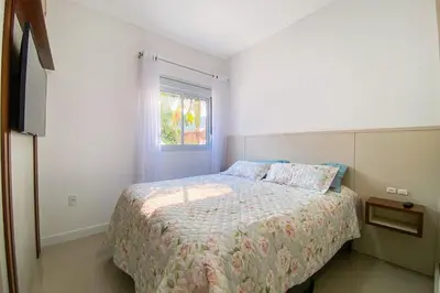 Uma cama ou camas num quarto em Amplo apto de 02 suítes há 350 metros do mar! 0466