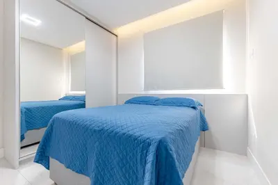 Uma cama ou camas num quarto em Belissimo apartamento com vista da praia em Bombas