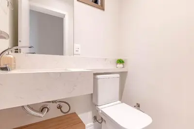 Uma casa de banho em Belissimo apartamento com vista da praia em Bombas