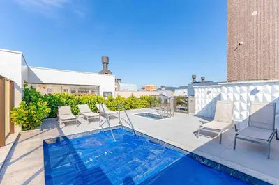 A piscina em ou perto de Belissimo apartamento com vista da praia em Bombas
