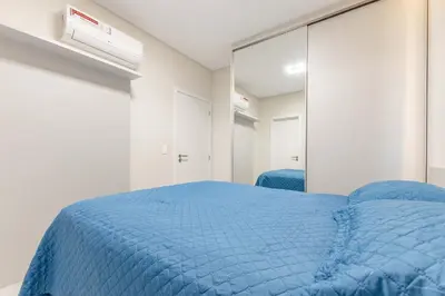 Uma cama ou camas num quarto em Belissimo apartamento com vista da praia em Bombas