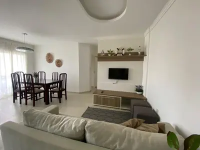 Uma televisão e/ou sistema de entretenimento em Vista Mar - Praia de Palmas - 80m da Praia - Piscina e Lazer Completo! 0475