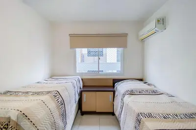 Uma cama ou camas num quarto em Amplo apartamento há 150 metros do mar na Praia de Palmas! 0318