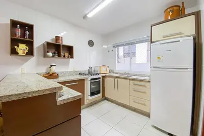 A cozinha ou kitchenette de Amplo apartamento há 150 metros do mar na Praia de Palmas! 0318