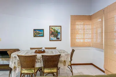 Uma área de estar em Amplo apartamento há 150 metros do mar na Praia de Palmas! 0318