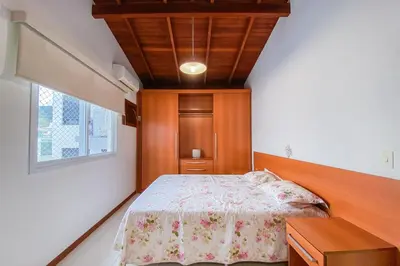 Uma cama ou camas num quarto em Amplo apartamento há 150 metros do mar na Praia de Palmas! 0318
