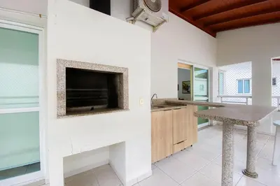 Uma televisão e/ou sistema de entretenimento em Amplo apartamento há 150 metros do mar na Praia de Palmas! 0318
