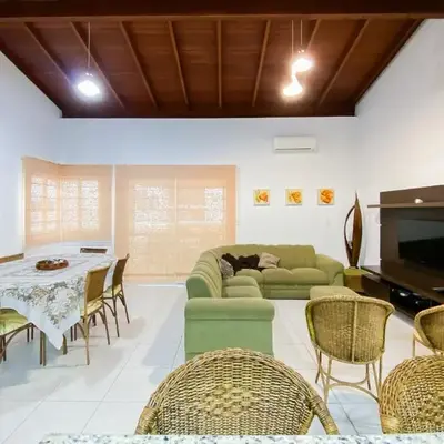 Amplo apartamento há 150 metros do mar na Praia de Palmas! 0318