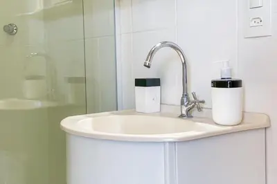 Uma casa de banho em Apto 2 quartos, em otima localização - 0326