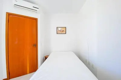 Uma cama ou camas num quarto em Apto 2 quartos, em otima localização - 0326