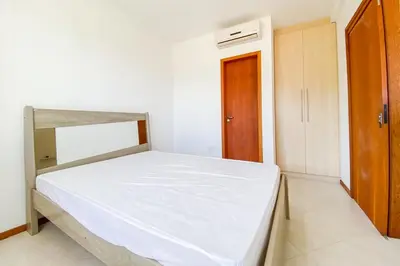 Uma cama ou camas num quarto em Apto 2 quartos, em otima localização - 0326
