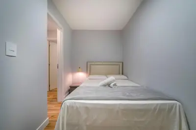 Uma cama ou camas num quarto em Apto charmoso próximo a praia CA4930