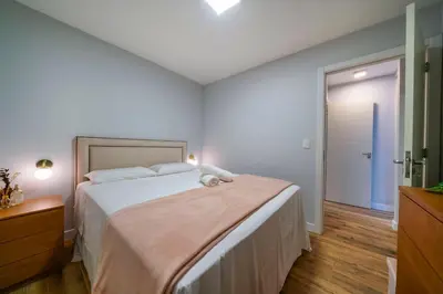 Uma cama ou camas num quarto em Apto charmoso próximo a praia CA4930