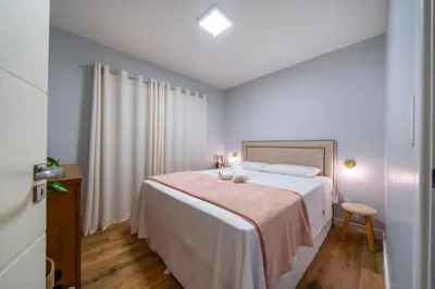 Uma cama ou camas num quarto em Apto charmoso próximo a praia CA4930