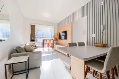 Uma televisão e/ou sistema de entretenimento em Praia de Palmas - Apto 300m da Praia, 2 Dorms - 0158