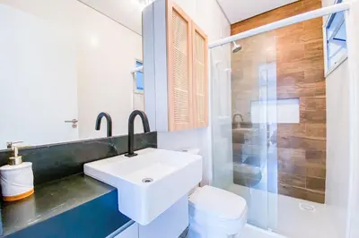 Uma casa de banho em Praia de Palmas - Apto 300m da Praia, 2 Dorms - 0158