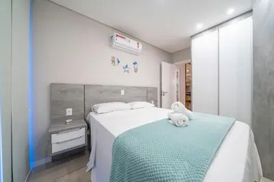 Uma cama ou camas num quarto em Apto elegante a 100m da praia MD8752