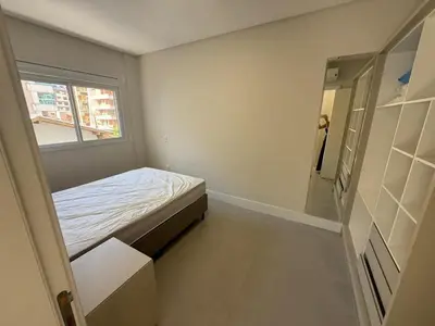 Uma cama ou camas num quarto em cód 152 - Excelente apartamento á 300m do mar!
