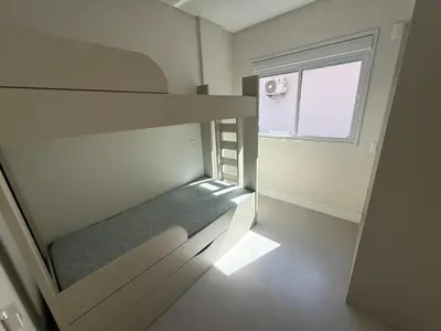 Uma cama ou camas num quarto em cód 152 - Excelente apartamento á 300m do mar!