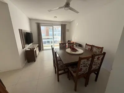 Uma televisão e/ou sistema de entretenimento em cód 88- Apartamento aconchegante á 100m do mar