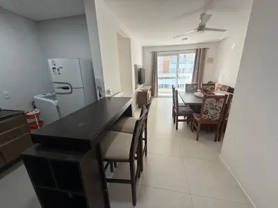 Uma área de estar em cód 88- Apartamento aconchegante á 100m do mar