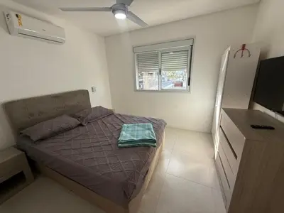 Uma televisão e/ou sistema de entretenimento em cód 88- Apartamento aconchegante á 100m do mar