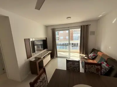 Uma área de estar em cód 88- Apartamento aconchegante á 100m do mar