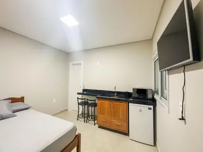 Uma televisão e/ou sistema de entretenimento em Praia de Palmas, Estúdio Aconchegante 700m do Mar - 0187