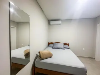 Uma cama ou camas num quarto em Praia de Palmas, Estúdio Aconchegante 700m do Mar - 0187