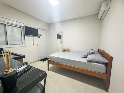 Uma cama ou camas num quarto em Praia de Palmas, Estúdio Aconchegante 700m do Mar - 0187