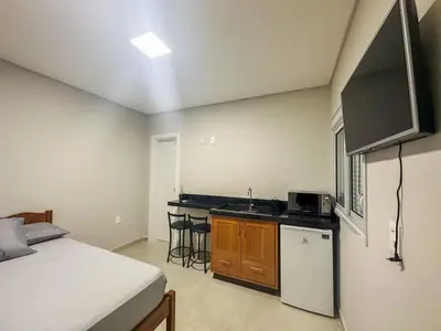 Uma televisão e/ou sistema de entretenimento em Praia de Palmas, Estúdio Aconchegante 700m do Mar - 0187