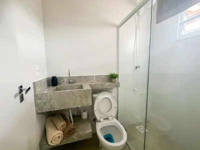 Uma casa de banho em Praia de Palmas, Estúdio Aconchegante 700m do Mar - 0187