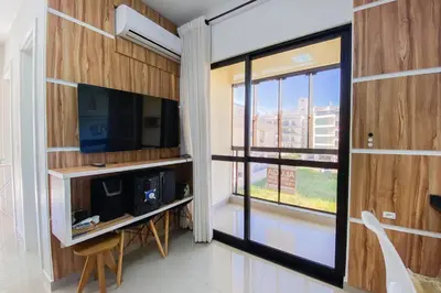 Uma televisão e/ou sistema de entretenimento em Apto 2 Quartos sendo 1 Suíte bem localizado - 0329