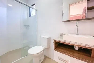 Uma casa de banho em Apto 2 Quartos sendo 1 Suíte bem localizado - 0329
