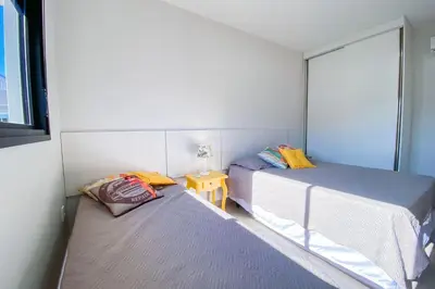Uma cama ou camas num quarto em Apto 2 Quartos sendo 1 Suíte bem localizado - 0329