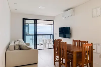 Uma televisão e/ou sistema de entretenimento em Apartamento Frente Mar! 0344
