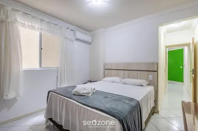 Uma cama ou camas num quarto em Aptos completos a passos do mar em Meia Praia – OBS