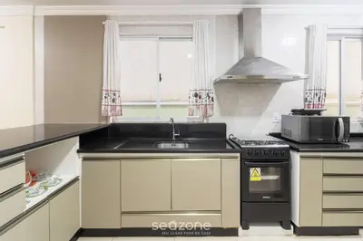 A cozinha ou kitchenette de Aptos completos a passos do mar em Meia Praia – OBS