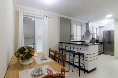A cozinha ou kitchenette de Aptos completos a passos do mar em Meia Praia – OBS