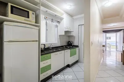 A cozinha ou kitchenette de Aptos completos a passos do mar em Meia Praia – OBS