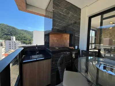 Uma vista geral da montanha ou uma vista da montanha a partir do apartamento